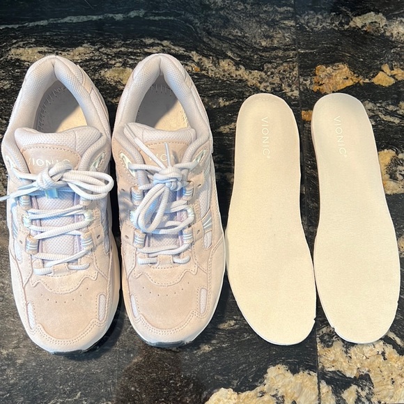 NWOB Vionic Classic Walker - Picture 5 of 17